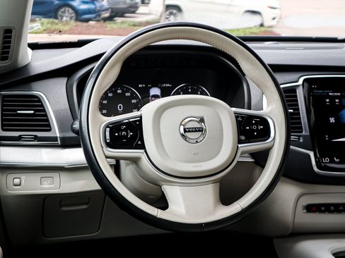 Used 2022 Volvo XC90 T5 Momentum w/ Climate Package AWD/4WD image 6