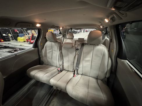 Used 2013 Toyota Sienna XLE image 18