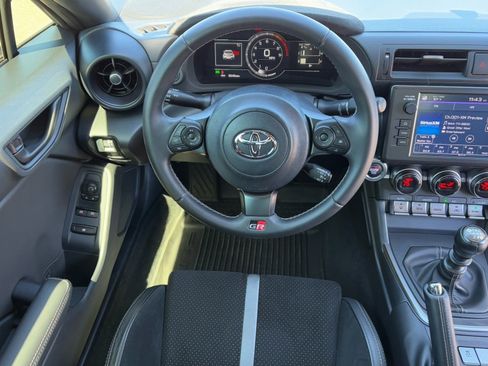 Used 2025 Toyota GR86 Premium w/ Performance Package image 13