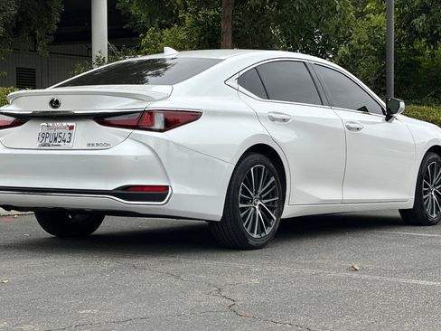 Used 2025 Lexus ES 300h w/ Premium Package FWD image 9