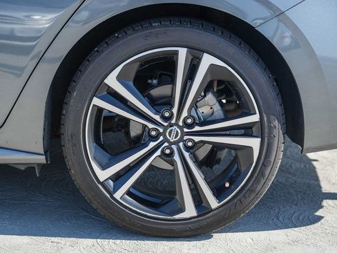 Used 2020 Nissan Sentra SR w/ Premium Package FWD image 11