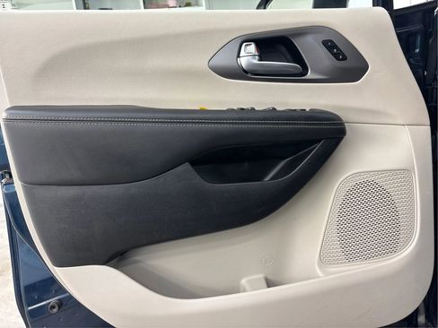Used 2023 Chrysler Pacifica Touring-L FWD image 26