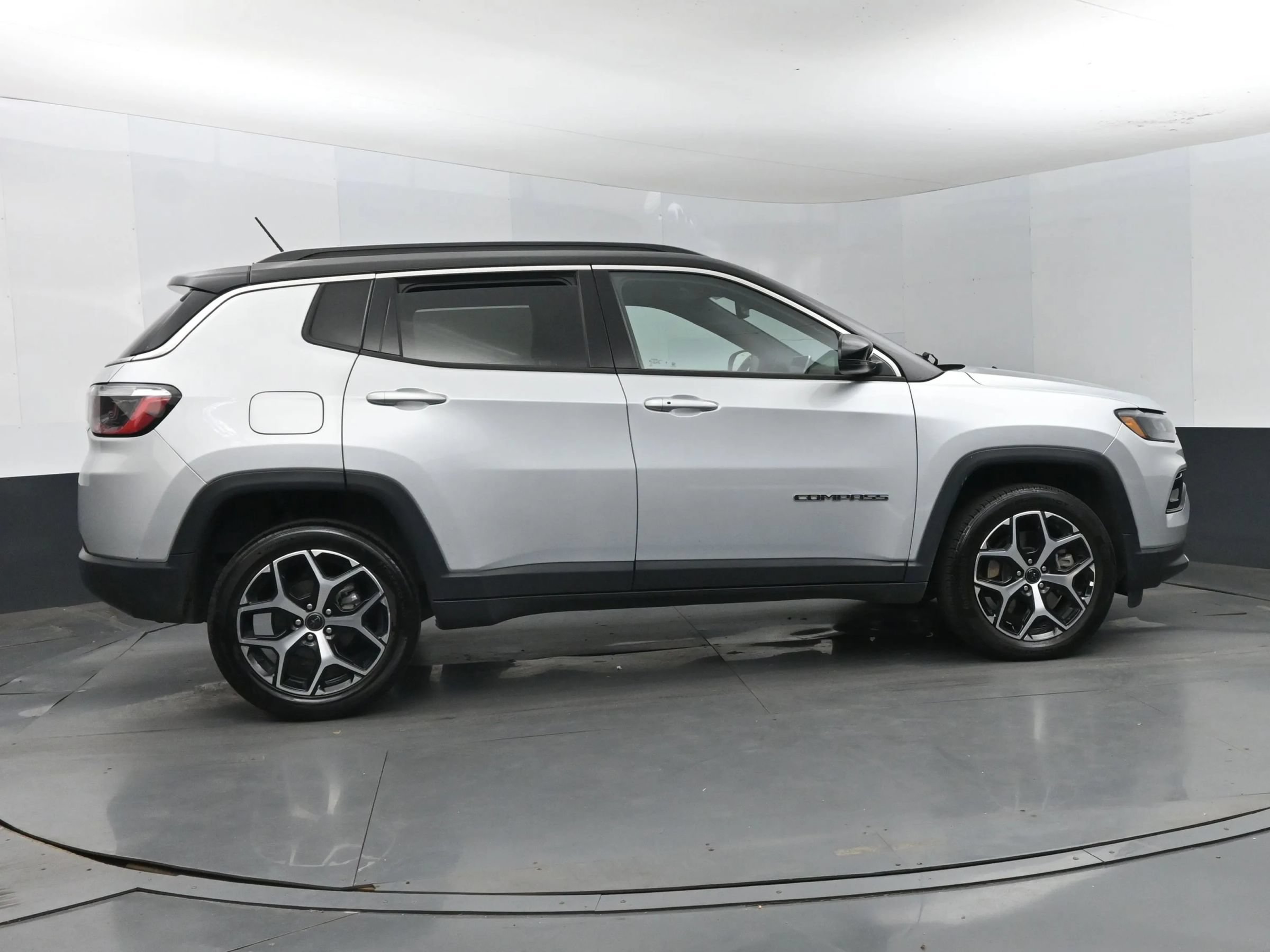 Used 2025 Jeep Compass Limited AWD/4WD image 4