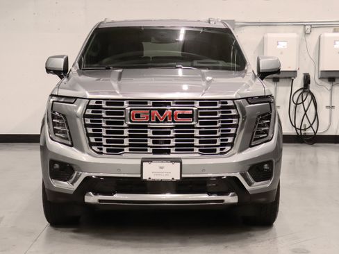 Used 2025 GMC Yukon XL Denali AWD/4WD image 8