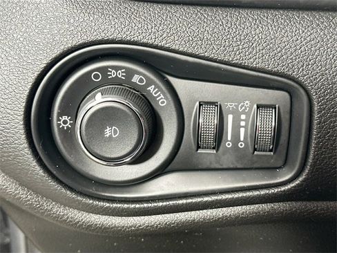 Used 2017 Jeep Renegade Limited image 25