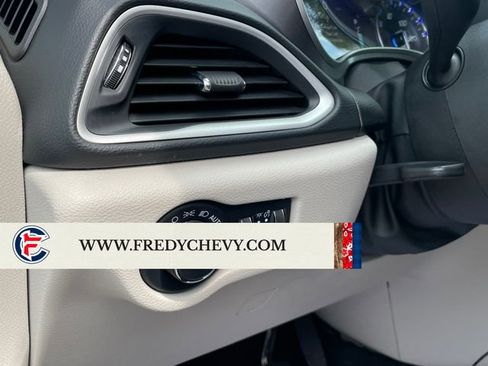 Used 2023 Chrysler Pacifica Touring-L FWD image 35