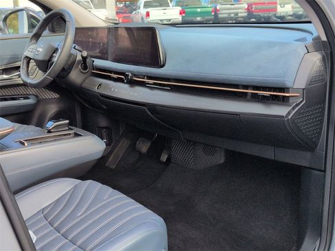 Used 2024 Nissan Ariya AWD image 23