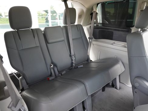 Used 2012 Volkswagen Routan SE image 14