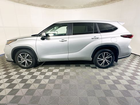 Used 2024 Toyota Highlander XLE FWD image 6