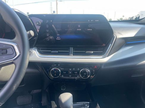 Used 2025 Chevrolet Trax LT w/ LT Convenience Package image 17