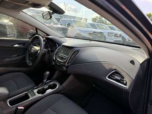 Used 2018 Chevrolet Cruze LT w/ Convenience Package FWD image 9