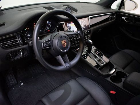 Certified 2025 Porsche Macan image 4