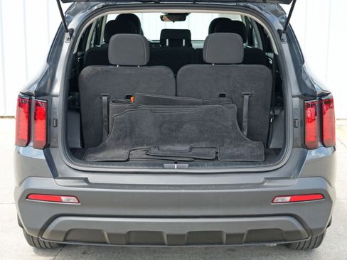 Used 2022 Kia Sorento LX image 9