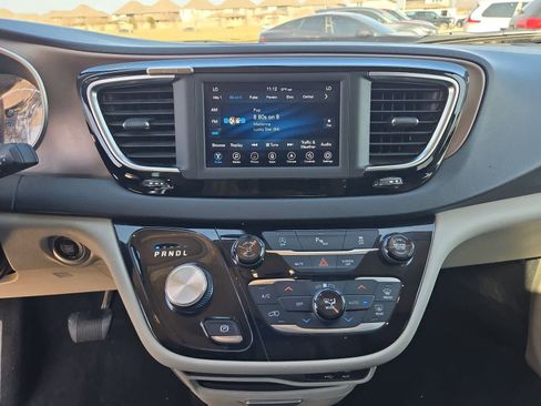 Used 2018 Chrysler Pacifica Touring-L image 26