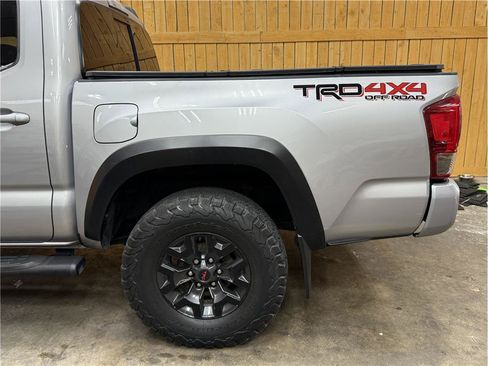 Used 2017 Toyota Tacoma TRD Off-Road AWD/4WD image 11