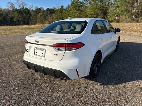 Used 2024 Toyota Corolla SE image 3