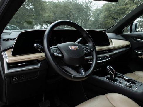 Used 2025 Cadillac XT4 Premium Luxury image 8