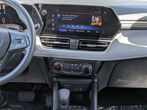 Used 2025 Chevrolet TrailBlazer LT AWD/4WD image 37