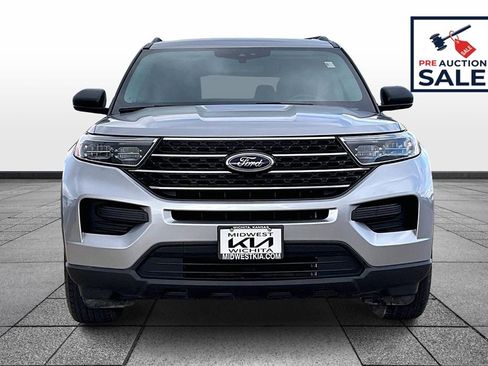 Used 2022 Ford Explorer XLT image 3