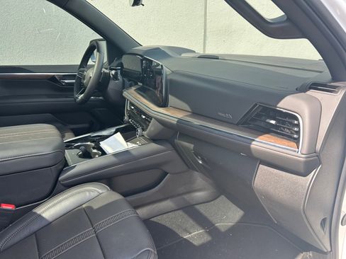Used 2025 Chevrolet Suburban High Country image 12