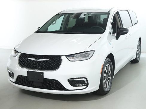 Used 2024 Chrysler Pacifica Limited FWD image 4