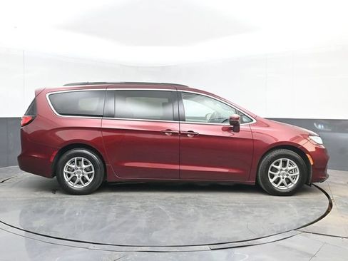 Used 2021 Chrysler Pacifica Touring w/ Cold Weather Group FWD image 15