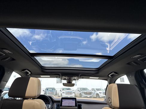 Used 2021 Chevrolet Suburban Premier w/ Premium Package image 24