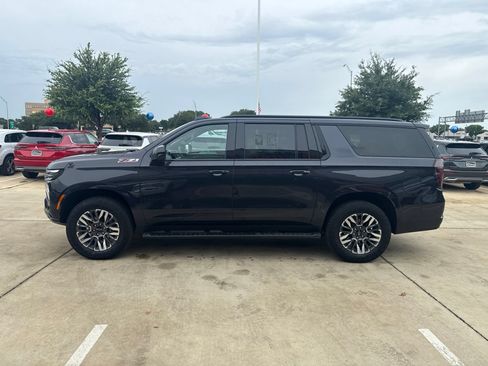 Used 2025 Chevrolet Suburban Z71 AWD/4WD image 3