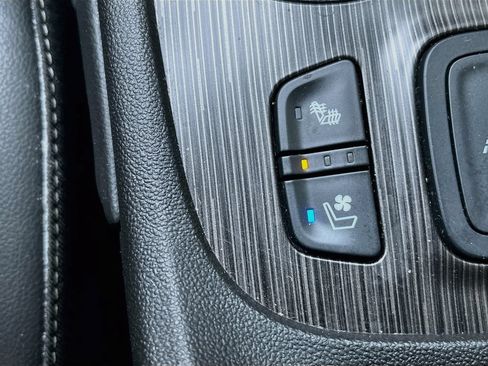 Used 2023 GMC Acadia SLT w/ Technology Package AWD/4WD image 21