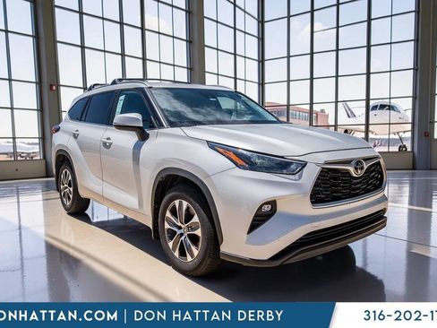 Used 2023 Toyota Highlander XLE FWD image 42