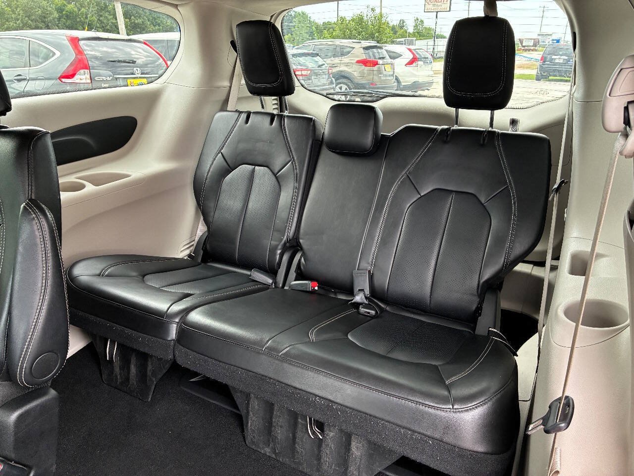 Used 2024 Chrysler Pacifica Touring-L FWD image 23
