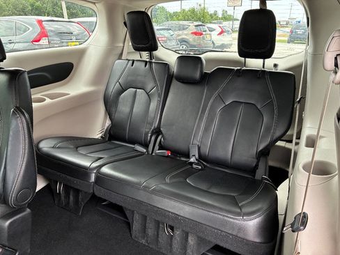 Used 2024 Chrysler Pacifica Touring-L FWD image 23