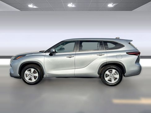 Used 2025 Toyota Highlander LE FWD image 2