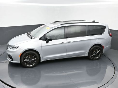 Used 2023 Chrysler Pacifica Limited w/ S Appearance Package image 39