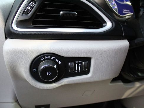 Used 2023 Chrysler Pacifica Touring-L image 20