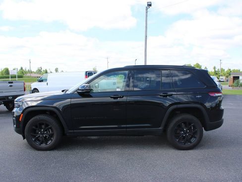 Used 2024 Jeep Grand Cherokee Altitude AWD/4WD image 6