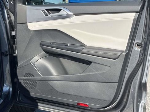 Used 2025 Volkswagen Taos SE image 25