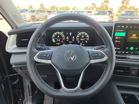 New 2026 Volkswagen Tiguan SE FWD image 16