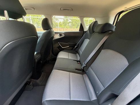 Used 2025 Kia Soul LX w/ LX Technology Package FWD image 23