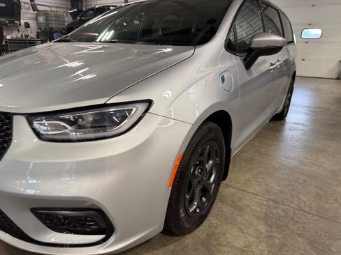 Used 2023 Chrysler Pacifica Touring-L w/ S Appearance Package FWD image 35