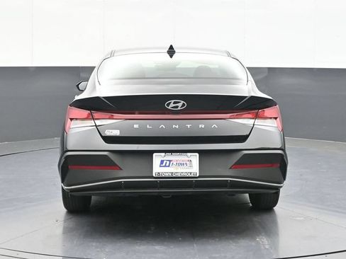 Used 2025 Hyundai Elantra SE FWD image 11