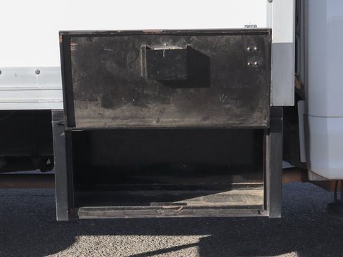 Used 2017 Ford F550 2WD Regular Cab Super Duty image 16