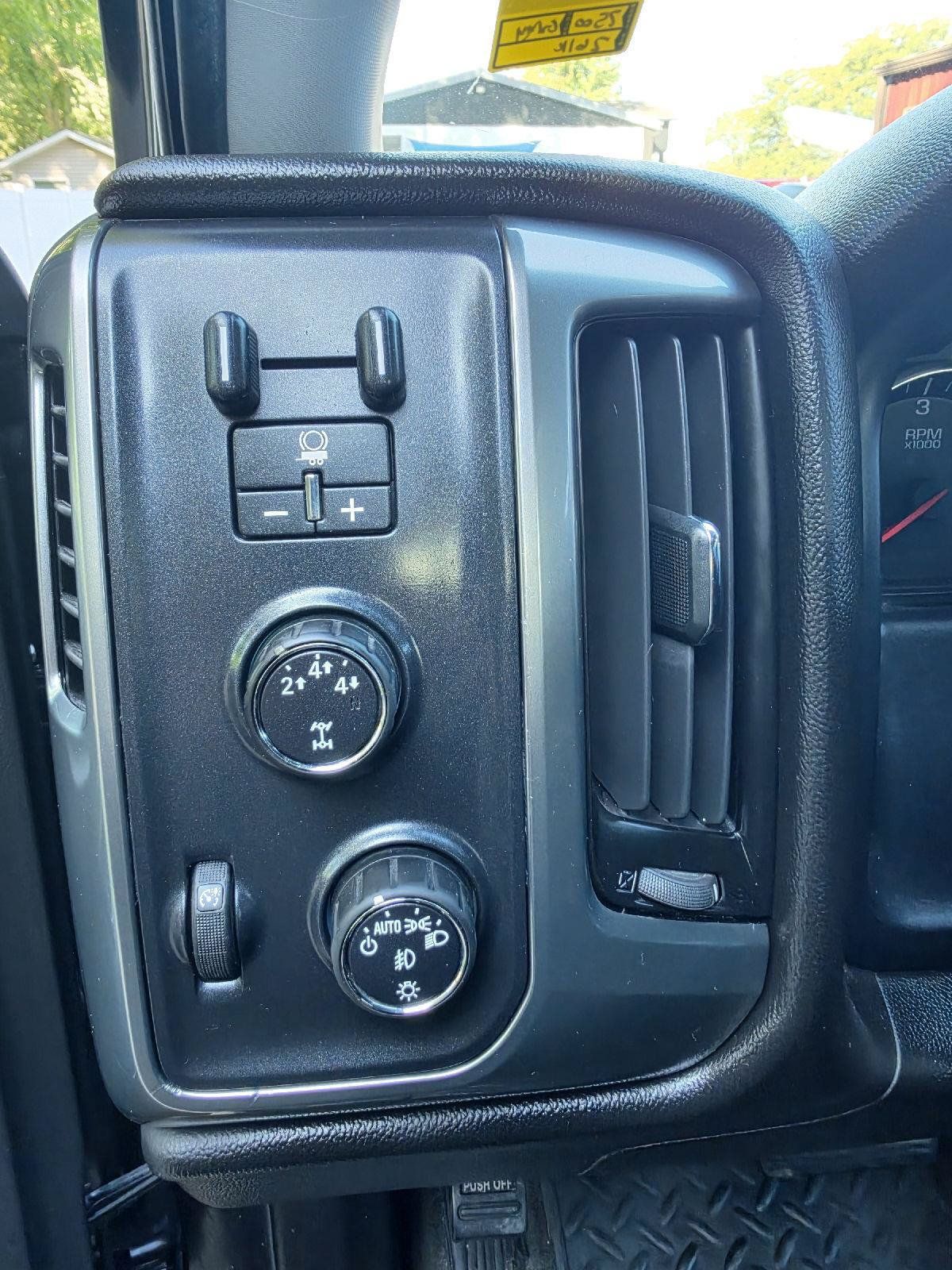 Used 2015 Chevrolet Silverado 2500 LT w/ LT Convenience Package AWD/4WD image 9