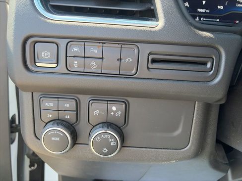 Used 2022 Chevrolet Suburban Z71 image 12