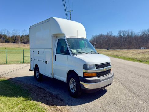 Used 2017 Chevrolet Express 3500 w/ Chrome Appearance Package RWD image 6