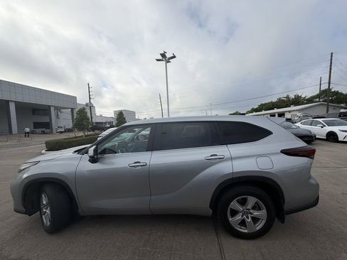 Used 2024 Toyota Highlander LE image 8