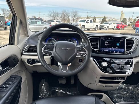 Certified 2023 Chrysler Pacifica Touring-L image 16