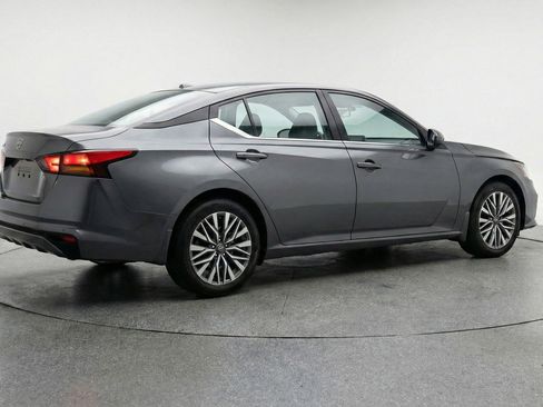 Used 2025 Nissan Altima 2.5 SV image 9