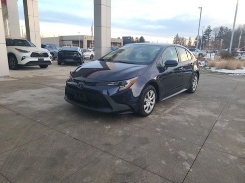 Used 2022 Toyota Corolla LE image 3