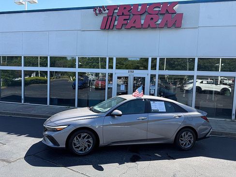 Used 2024 Hyundai Elantra SEL FWD image 1